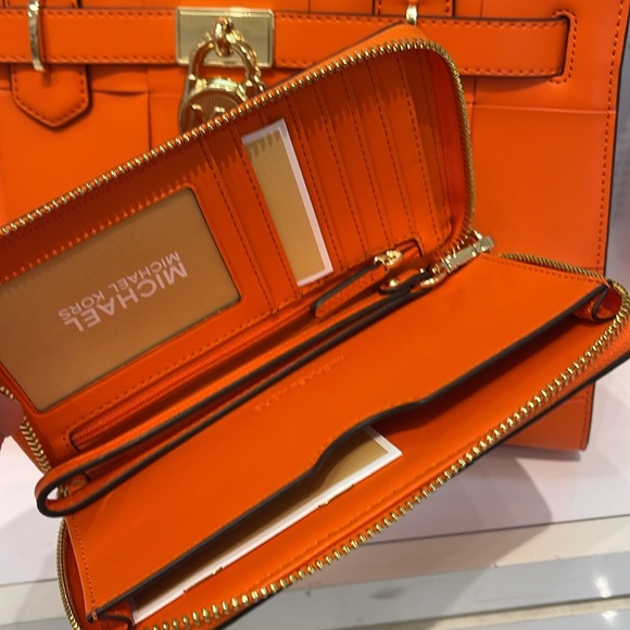 MICHAEL KORS LARGE FLAT MULTIFUNCTION PHONE CASE WALLET WRISTLET
POPPY
NWT - Picture 11 of 16